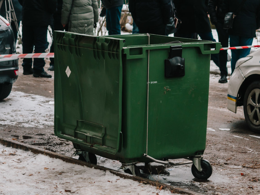 Пермь ребенка нашли в чемодане на мусорке. Старый чемодан на помойке.