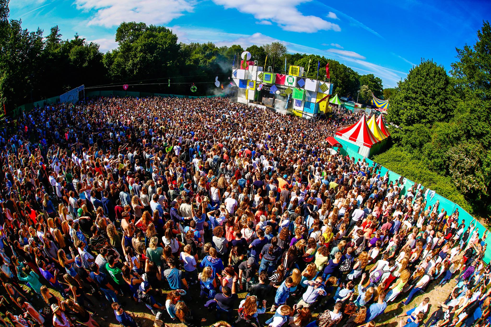 Опен эйр что это такое. Фестиваль open Air Fest. Опен Эйр Москва. Дискотека под открытым небом. Концерт опен Эйр.