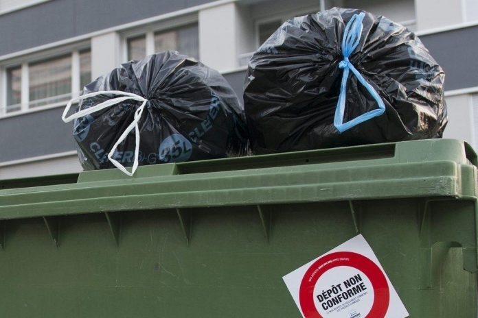 ABFALL, MUELL, ENTSORGUNG, KEHRICHT, ABFALLSACK, STRASSE, ABFALLSAECKE, GEBUEHRENPFLICHTIG,