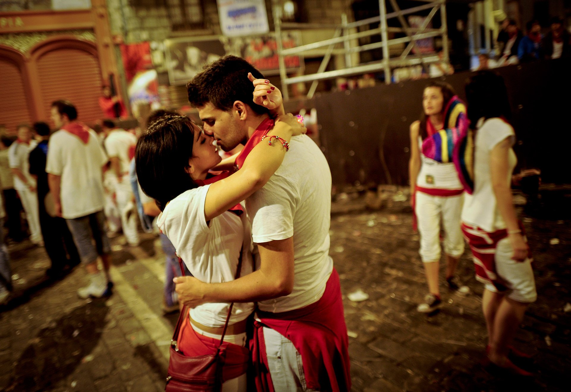 Love spain. Испания любовь. Испанская страсть. Испанский поцелуй. Испанцы обнимаются.