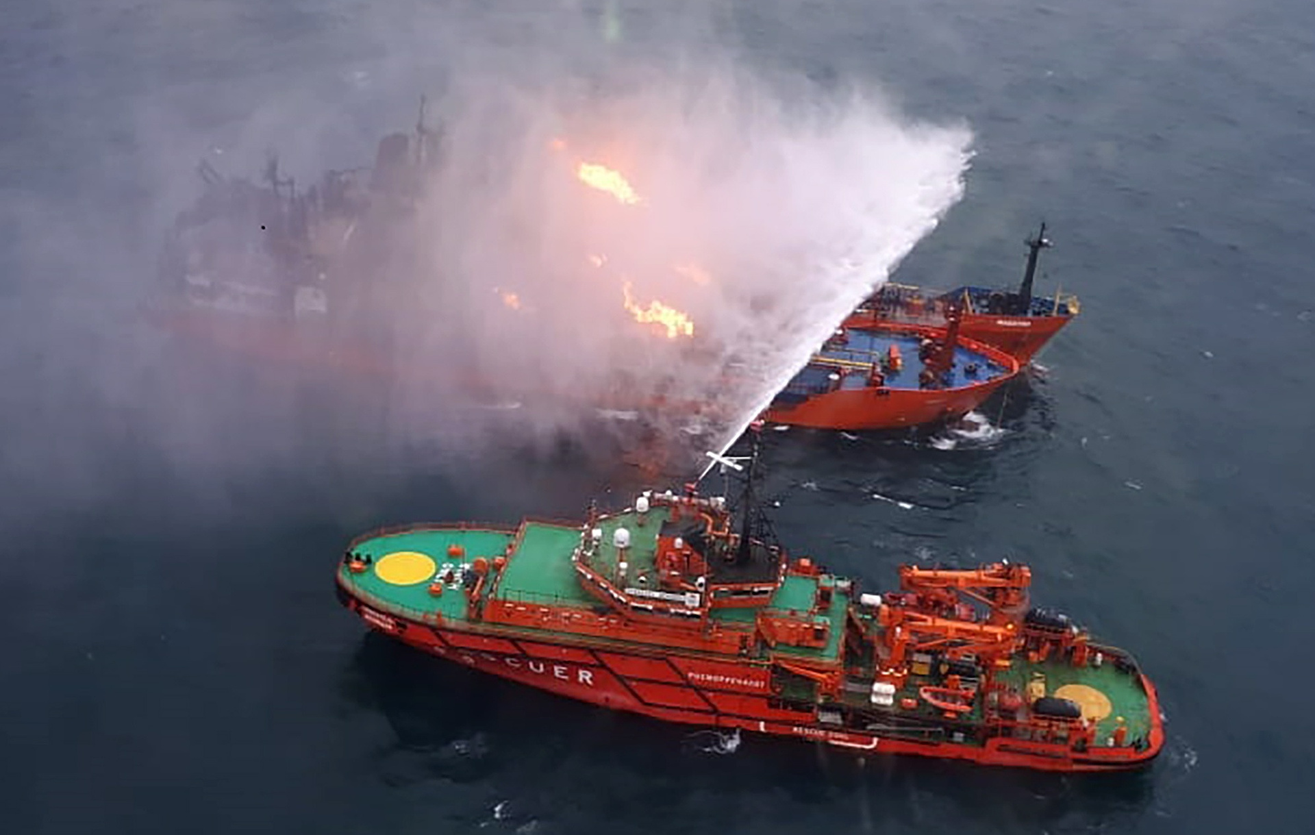 Fire ship. Танкер в Керченском проливе. Спасатель корабль Керченский пролив. Керченский пролив авария танкера. Пожар на танкере «Крым».