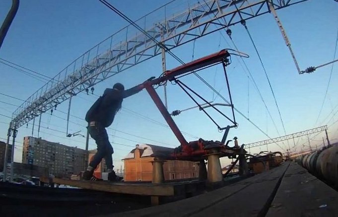От удара высоковольтной линии загорелся подросток-зацепер, залезший на ...