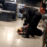 женщина напала на кассира