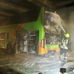 feuerwehrleute-loeschen-einen-reisebus-in-dem-bus-ist-auf-der-autobahn-1-bei-bremen-ein-feuer-ausgebrochen-