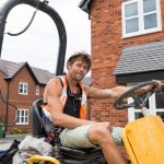 0_PAY-Brad_Pitt_Lookalike_1_TRIANGLENEWS