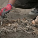 archeologen-peru-vinden-oud-graf-met-227-geofferde-kinderen