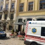 голый мужчина в центре львова