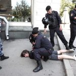 сломали ногу дизайнеру