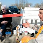 Seniorenpaar trifft sich an der Grenze