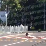 В столице голая женщина ползла через дорогу