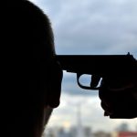 пистолет самоубийство