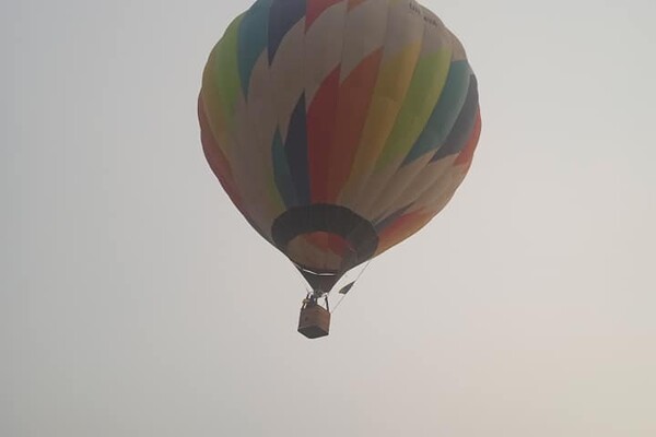 Воздушный шарик наполненный гелием взлетает в воздухе. Взлетев на воздушном шарике у дуплу.