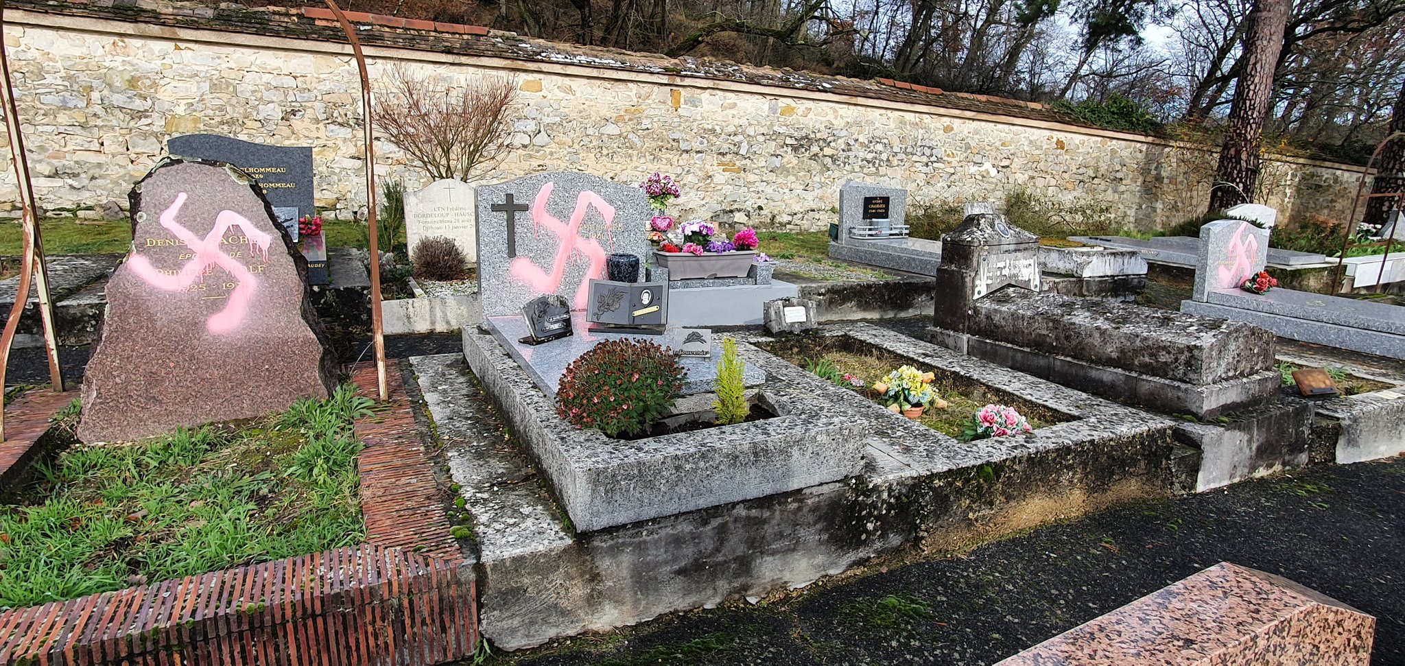 Де ла Круа во Франции могила